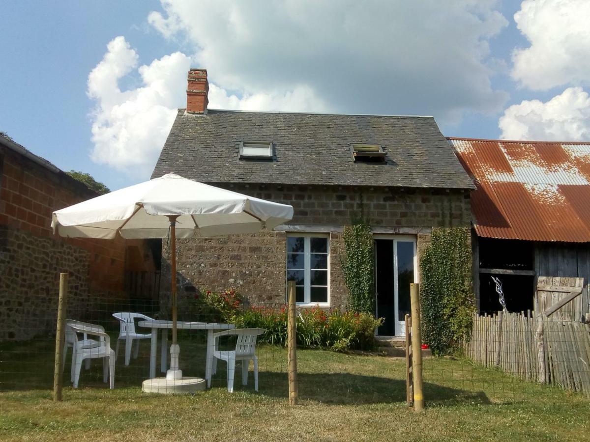 Le Domaine Villa Saint-Symphorien-des-Monts Exterior photo